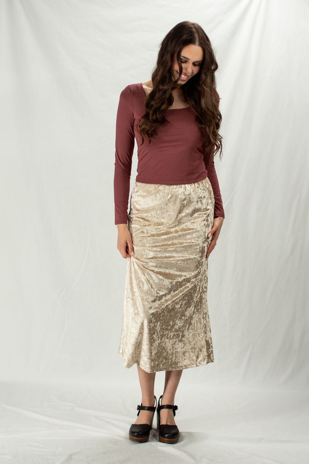 Gold midi skirt in velvet